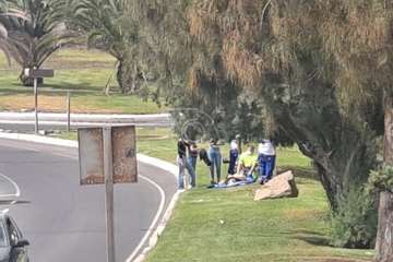 Aparatosa caída de un ciclista en Melenara (Telde)/TA.